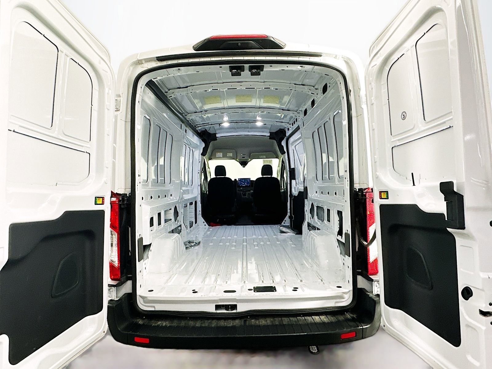 Used 2023 Ford E-Transit Medium Roof image 24