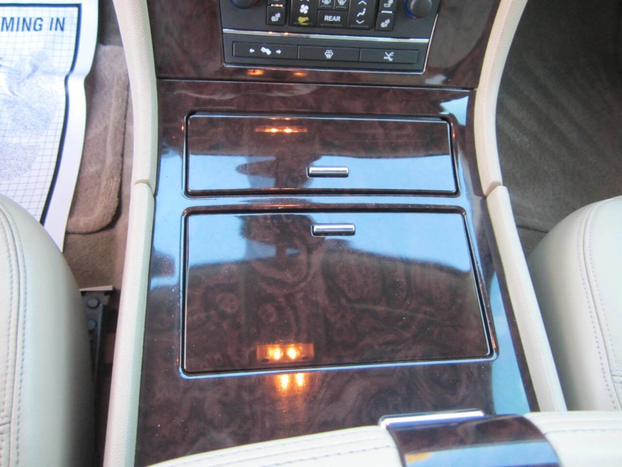 Used 2009 Cadillac Escalade Base AWD 4dr SUV w/V8 Ultra Lu image 31