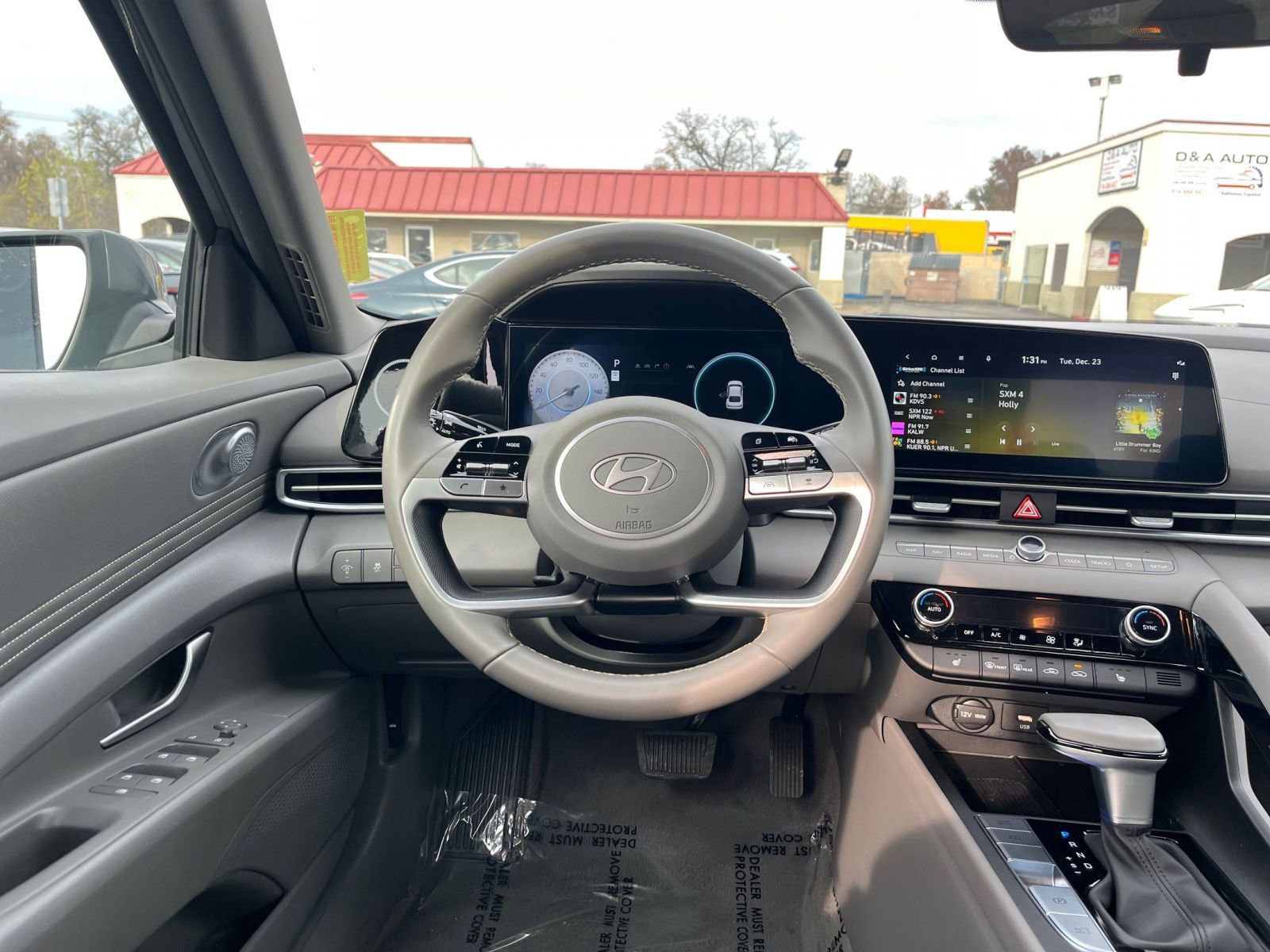 Used 2025 Hyundai Elantra SEL image 32