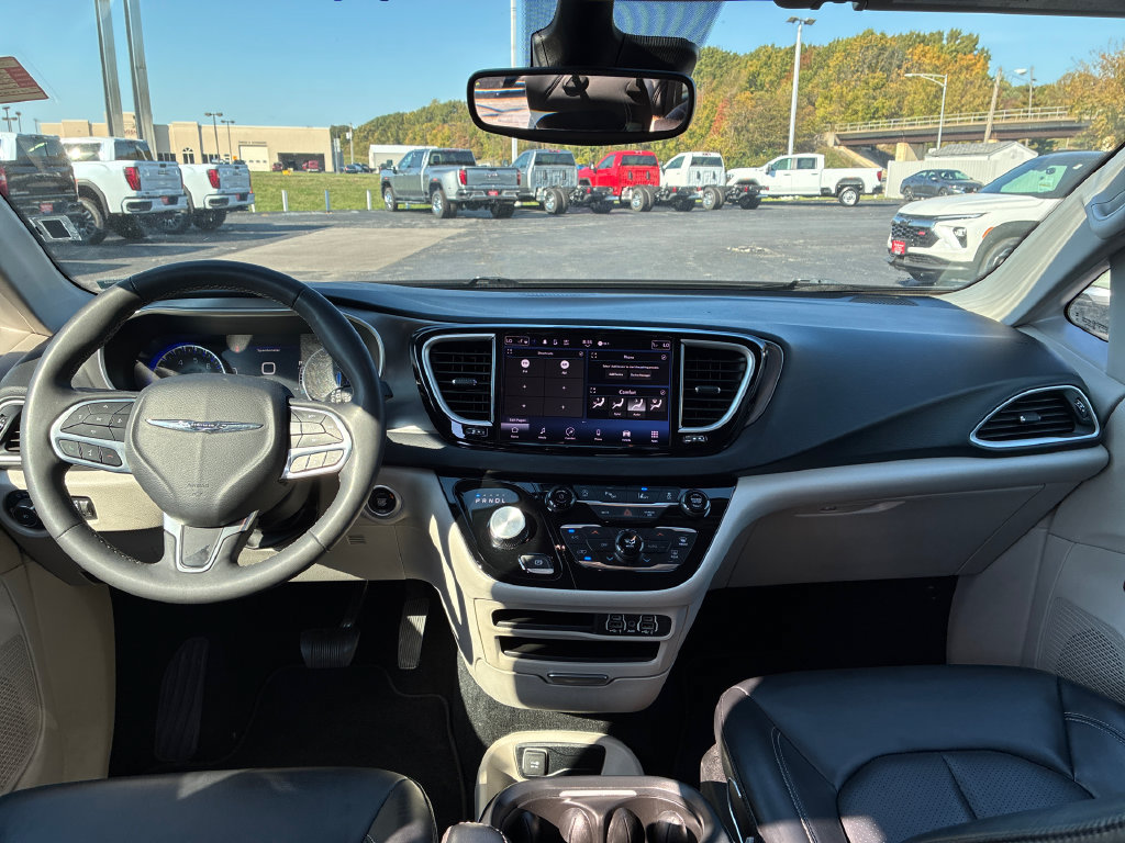 Used 2023 Chrysler Pacifica Touring-L FWD image 28