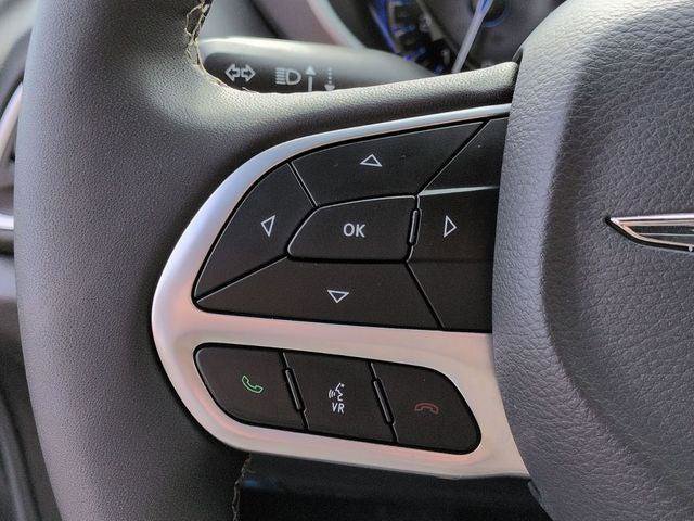 Certified 2025 Chrysler Pacifica Select image 18