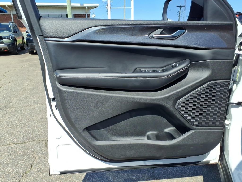 Used 2023 Jeep Grand Cherokee Laredo image 9