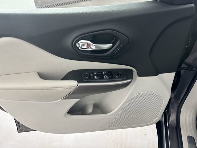 Used 2019 Jeep Cherokee Limited w/ Luxury Group FWD image 21