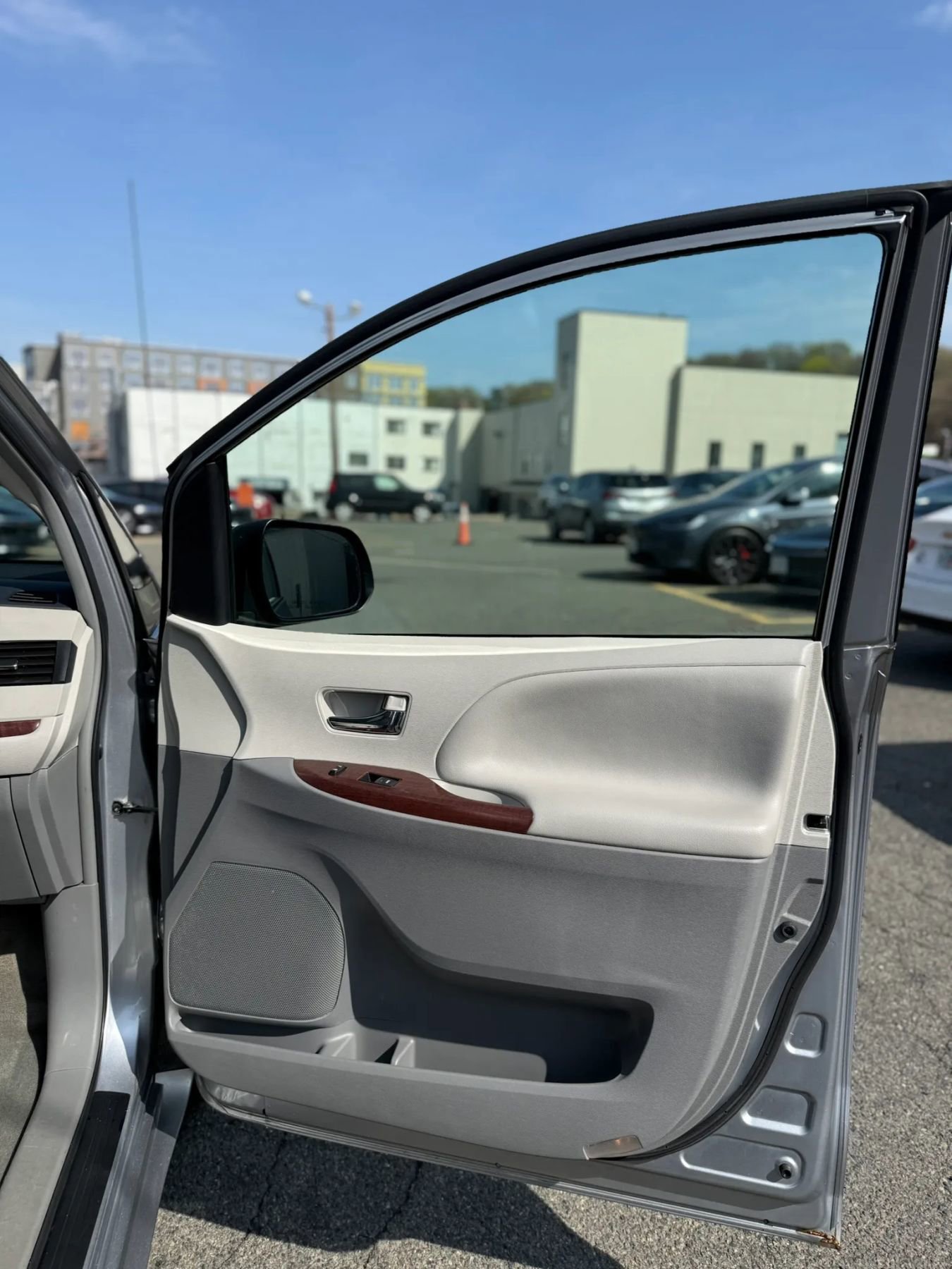 Used 2012 Toyota Sienna XLE FWD image 31