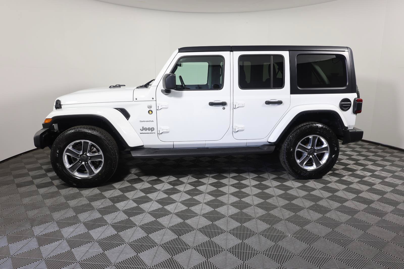Used 2023 Jeep Wrangler Unlimited Sahara w/ LED Lighting Group AWD/4WD image 8