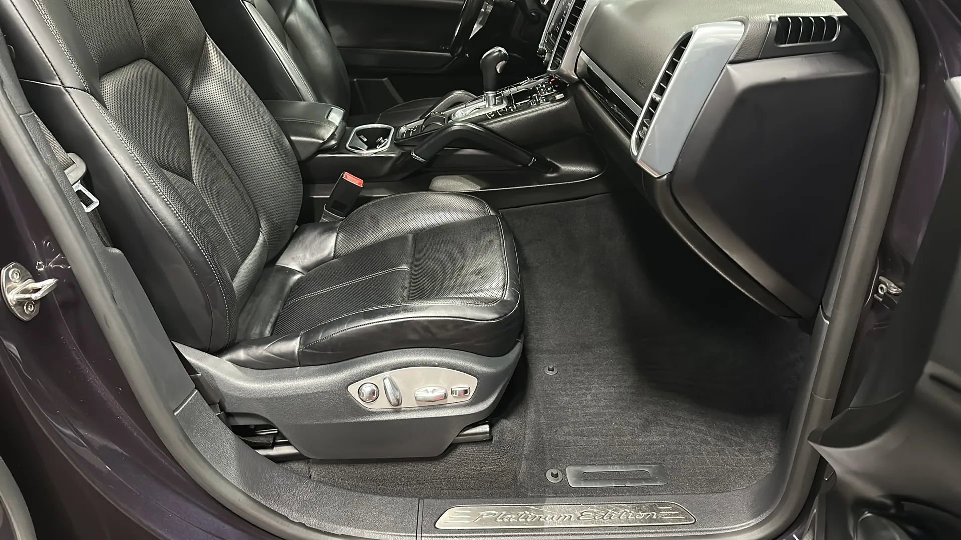 Used 2018 Porsche Cayenne Platinum Edition image 17