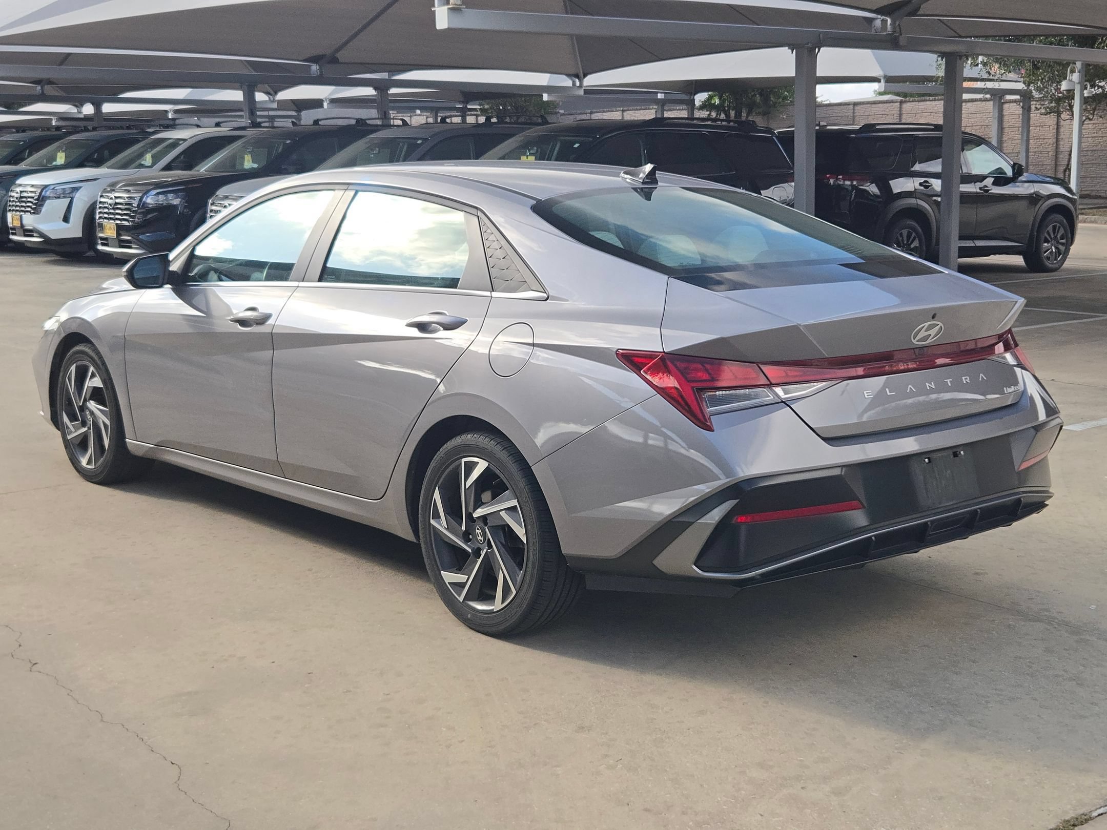 Used 2025 Hyundai Elantra Limited FWD image 5