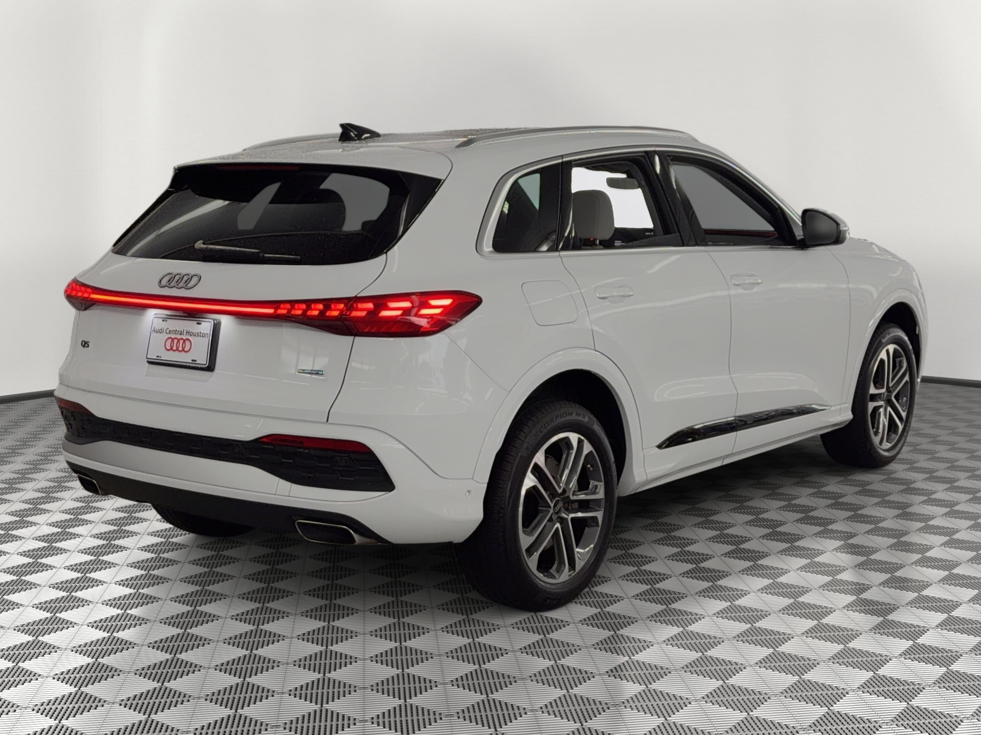 Used 2025 Audi Q5 Premium w/ Convenience Package AWD/4WD image 9