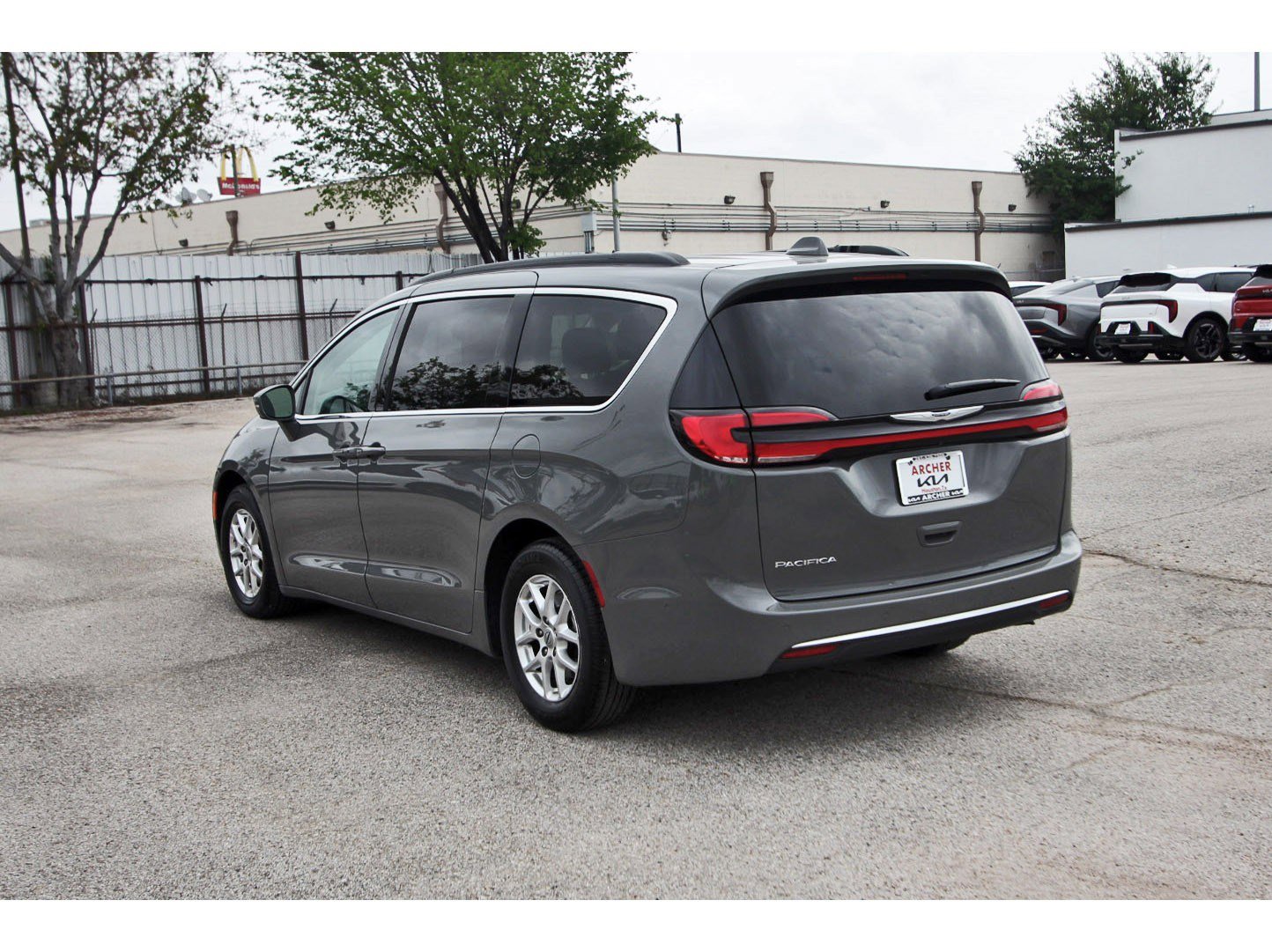 Used 2022 Chrysler Pacifica Touring-L w/ Uconnect Theater Family Group FWD image 5