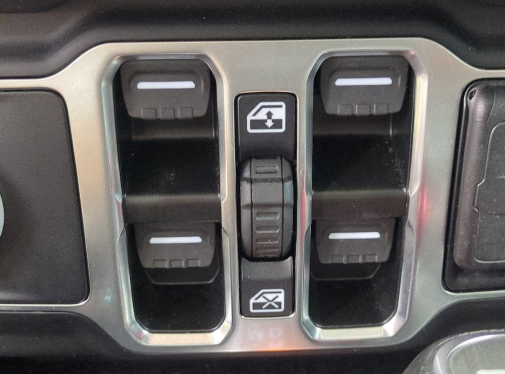 Used 2025 Jeep Wrangler Unlimited Sahara w/ Safety Group AWD/4WD image 25