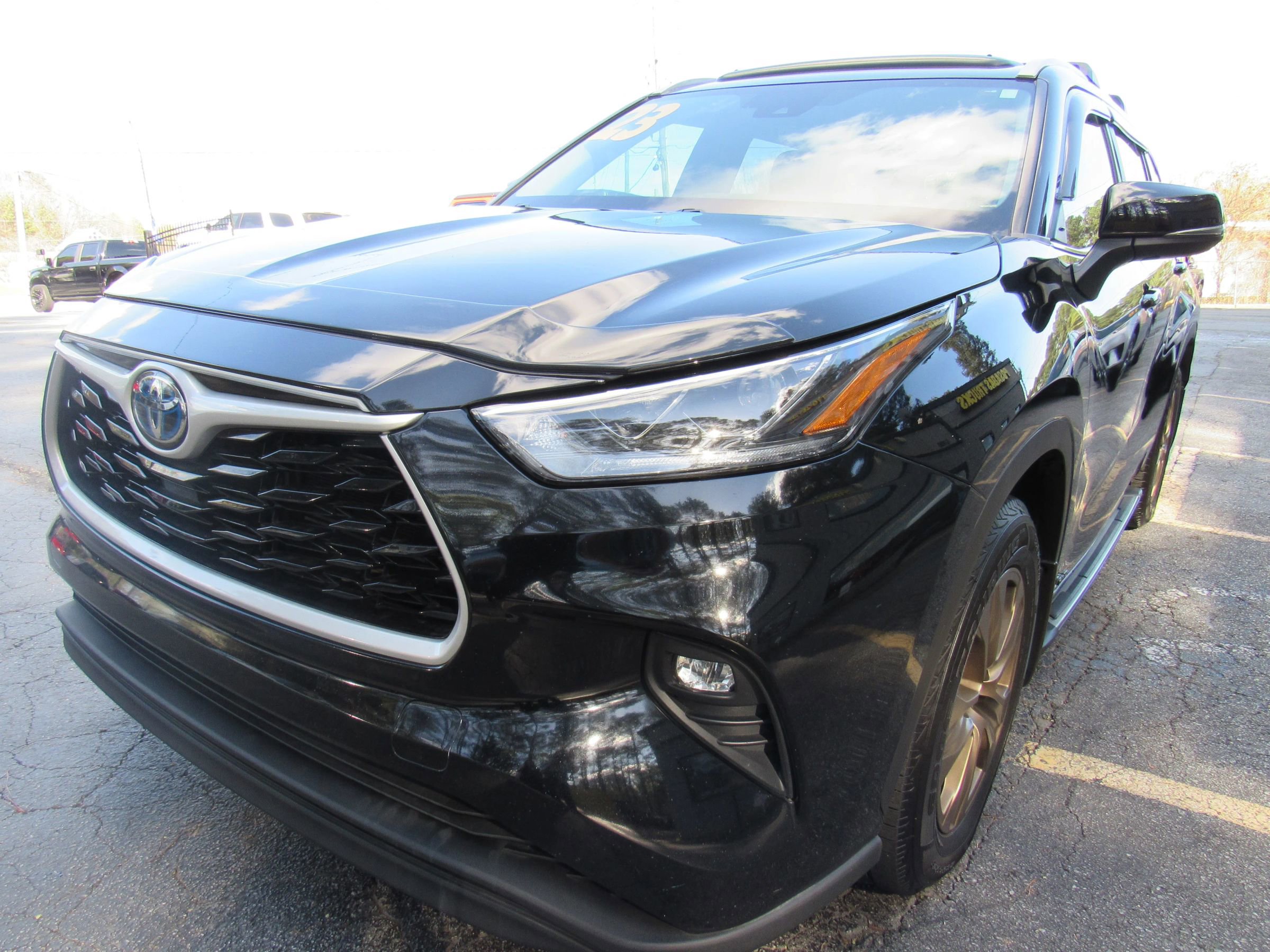 Used 2023 Toyota Highlander Bronze Edition image 2