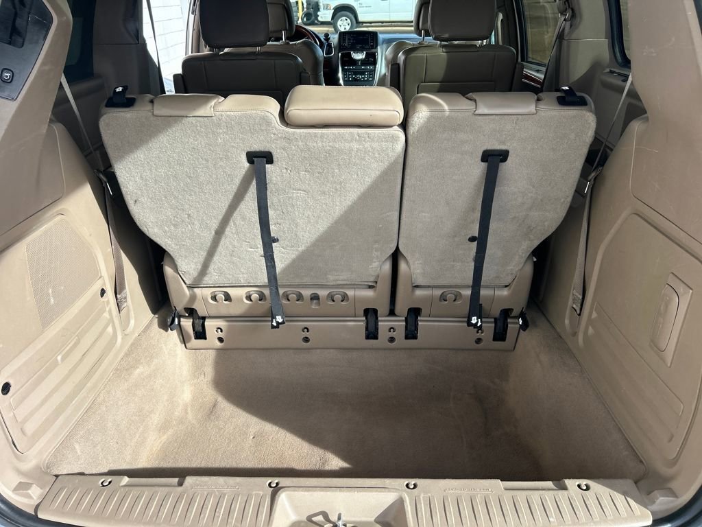 Used 2013 Chrysler Town & Country Limited image 38