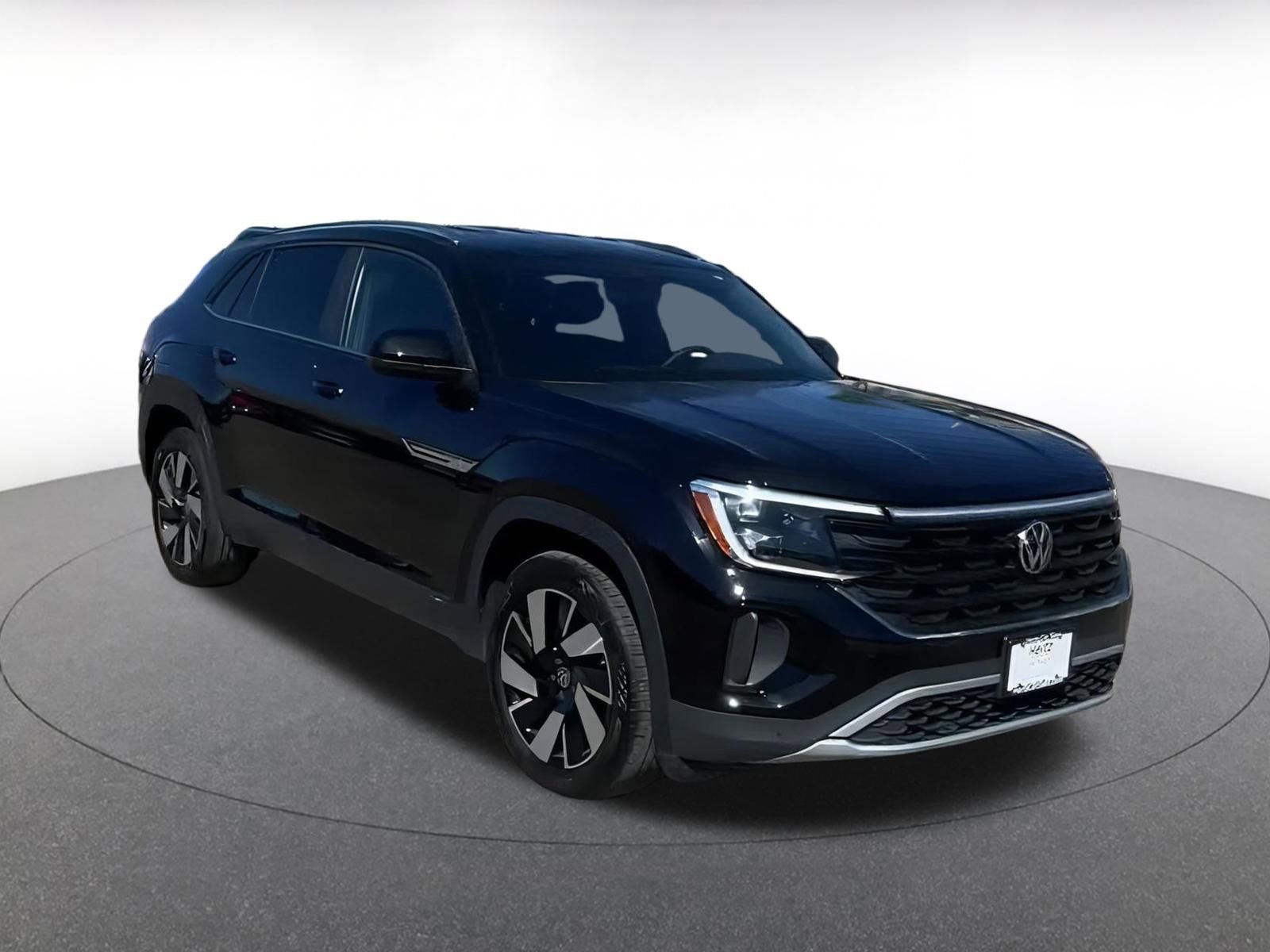 Used 2025 Volkswagen Atlas Cross Sport SE image 2