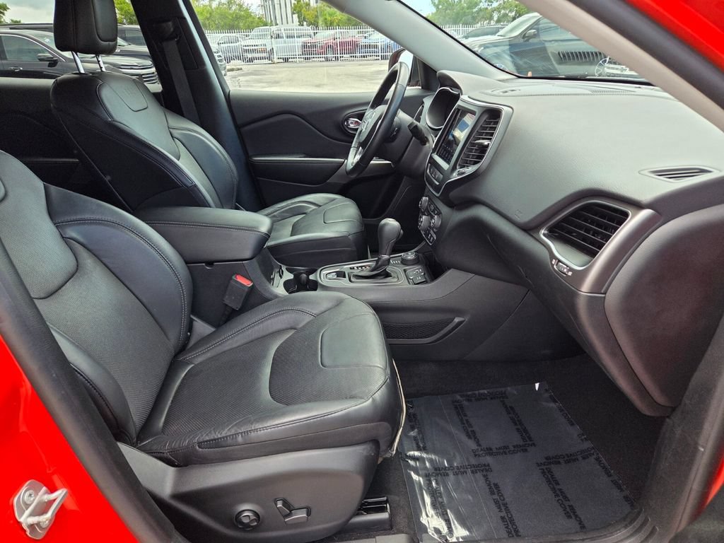 Used 2021 Jeep Cherokee Latitude Lux w/ Comfort/Convenience Group AWD/4WD image 17