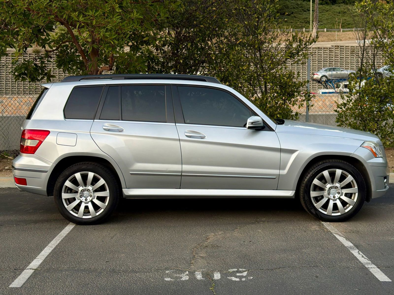 Used 2011 Mercedes-Benz GLK 350 GLK 350 4MATIC Sport Utility 4 image 4