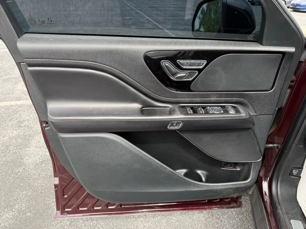 Used 2023 Lincoln Aviator AWD w/ Premium Package image 12