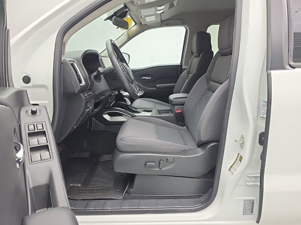 Used 2025 Nissan Frontier SV w/ SV Convenience Package image 13