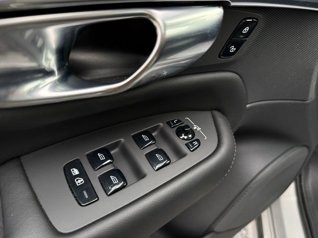 Used 2023 Volvo XC90 B6 Plus AWD/4WD image 13