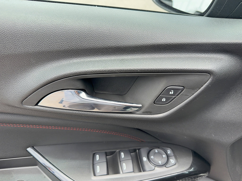 Used 2025 Chevrolet Trax RS w/ Sunroof Package FWD image 9