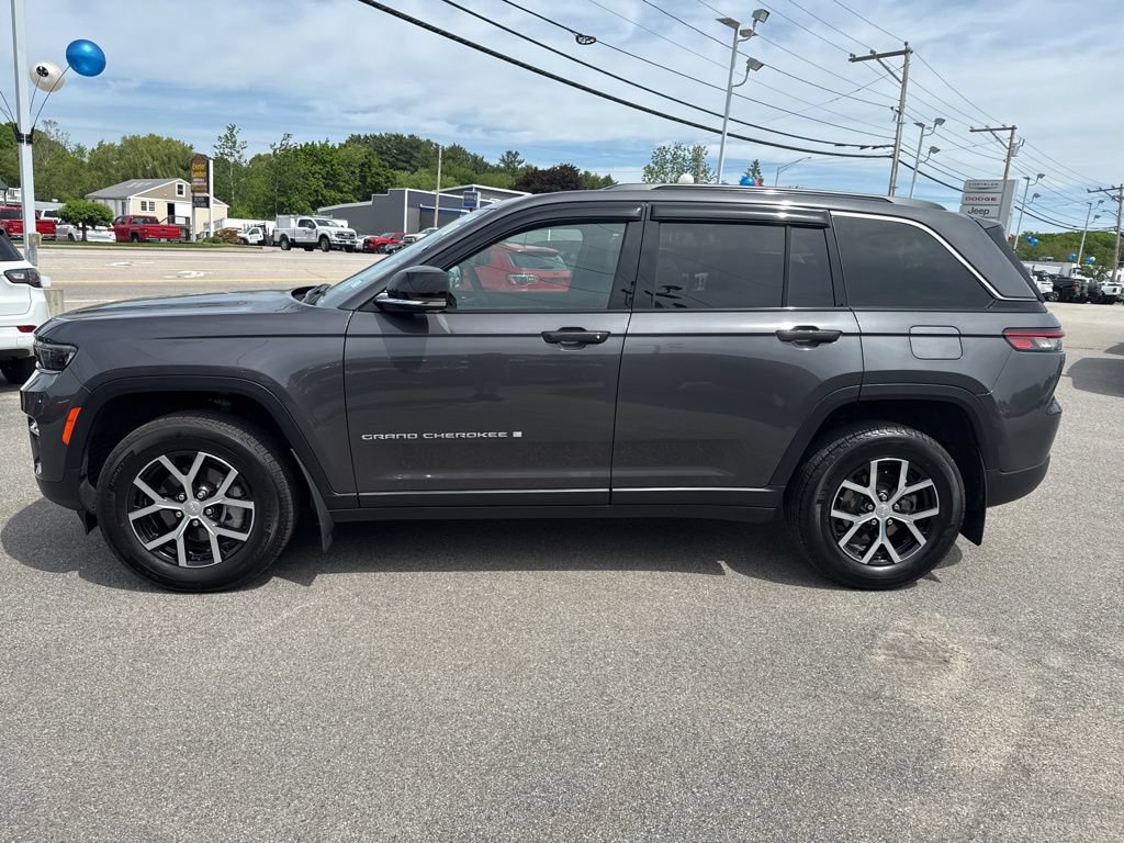 Used 2025 Jeep Grand Cherokee Limited w/ Trailer Tow Package AWD/4WD image 2