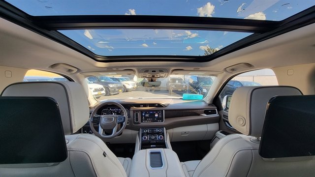 Used 2021 GMC Yukon XL Denali w/ Denali Premium Package image 16