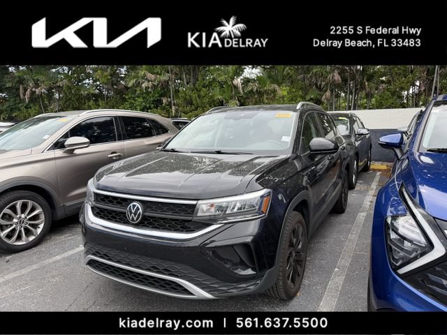 Used 2023 Volkswagen Taos SE w/ Panoramic Sunroof Package FWD image 9