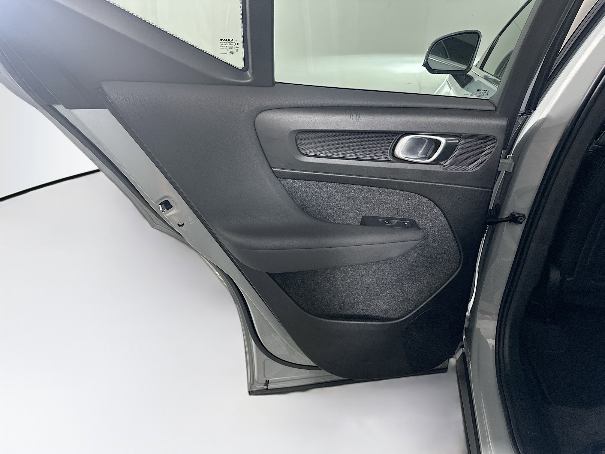 Used 2025 Volvo XC40 B5 Plus image 25