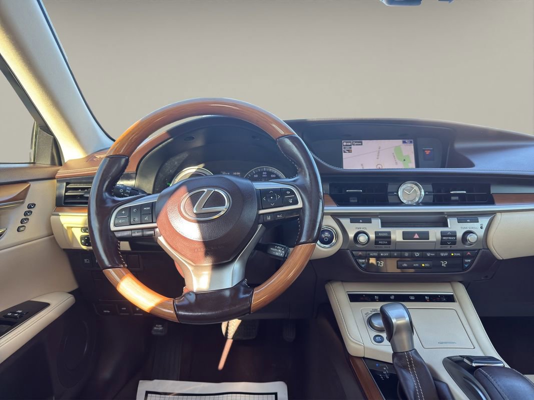 Used 2016 Lexus ES 300h w/ Luxury Package w/Wood Trim image 8