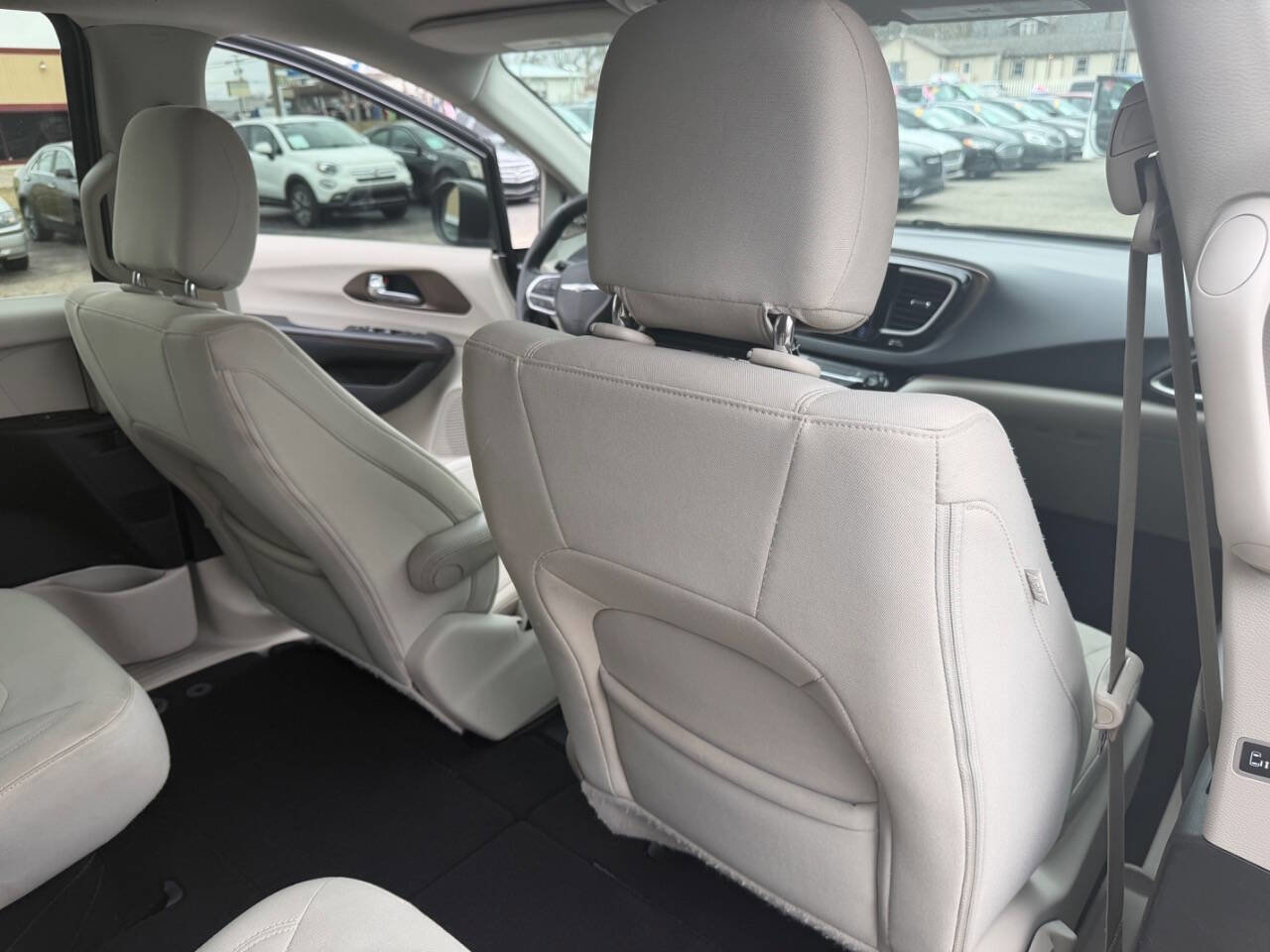 Used 2017 Chrysler Pacifica Touring image 15