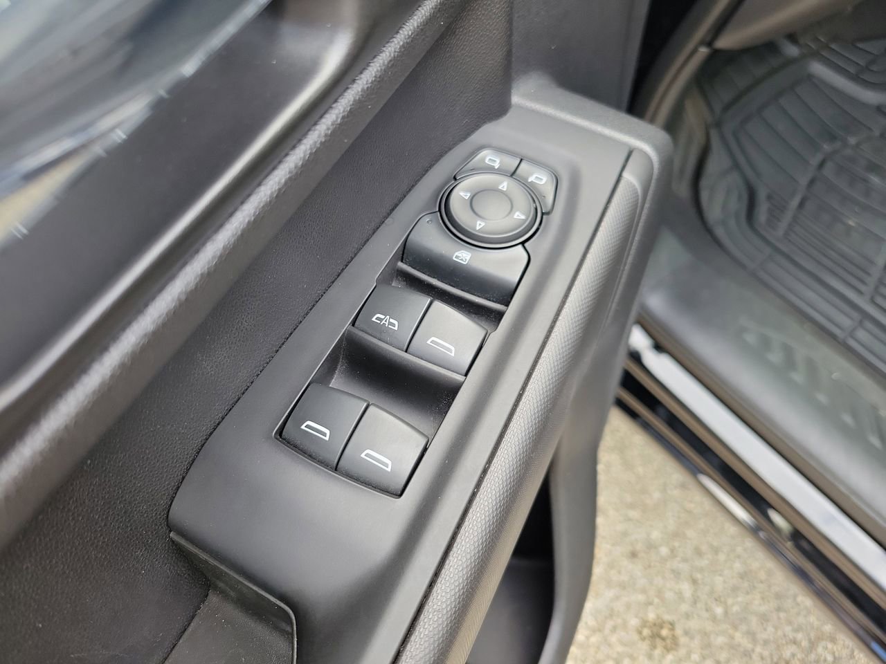 Used 2023 Chevrolet Silverado 1500 Custom image 14