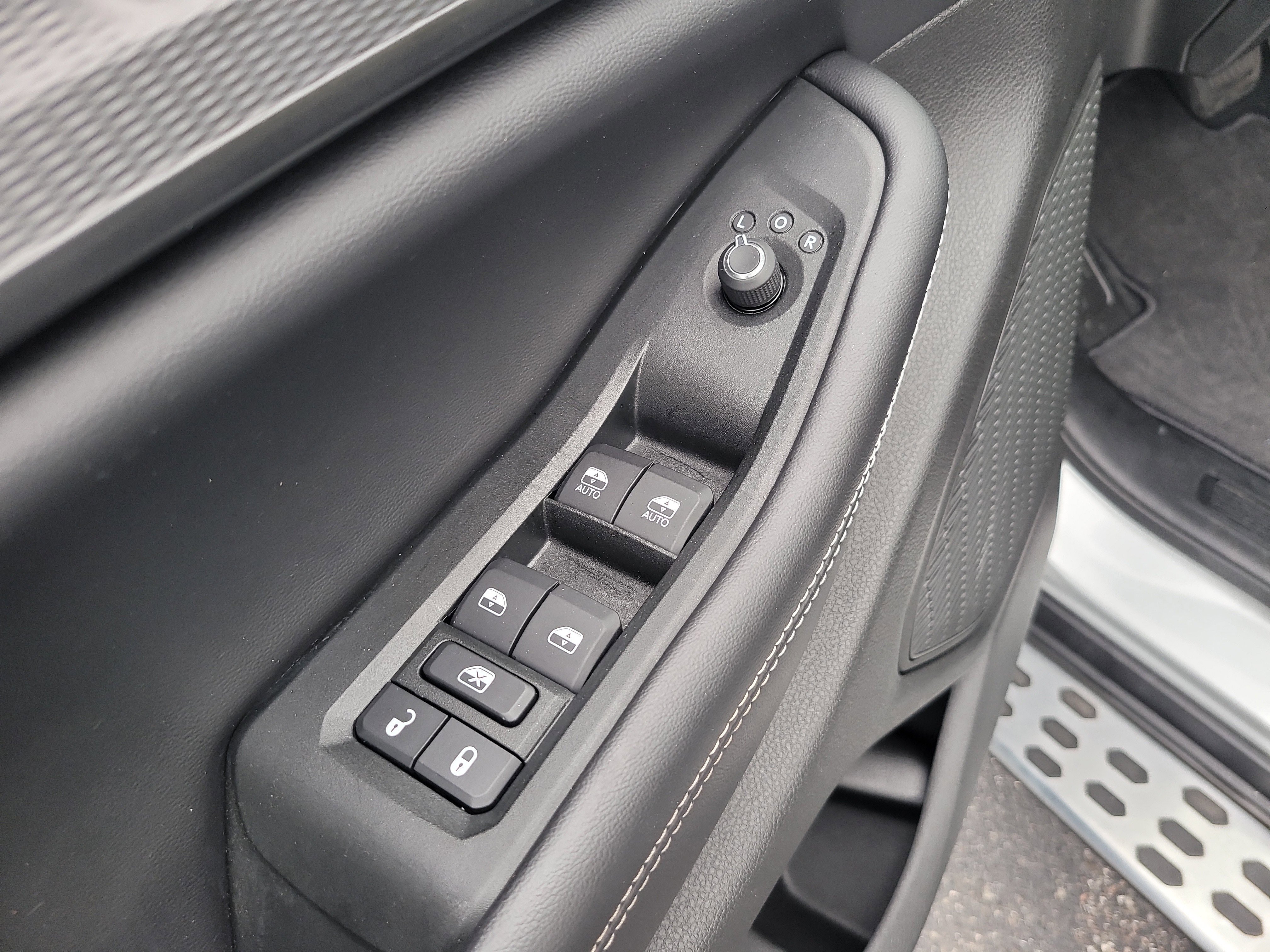 Used 2024 Jeep Grand Cherokee Laredo image 15