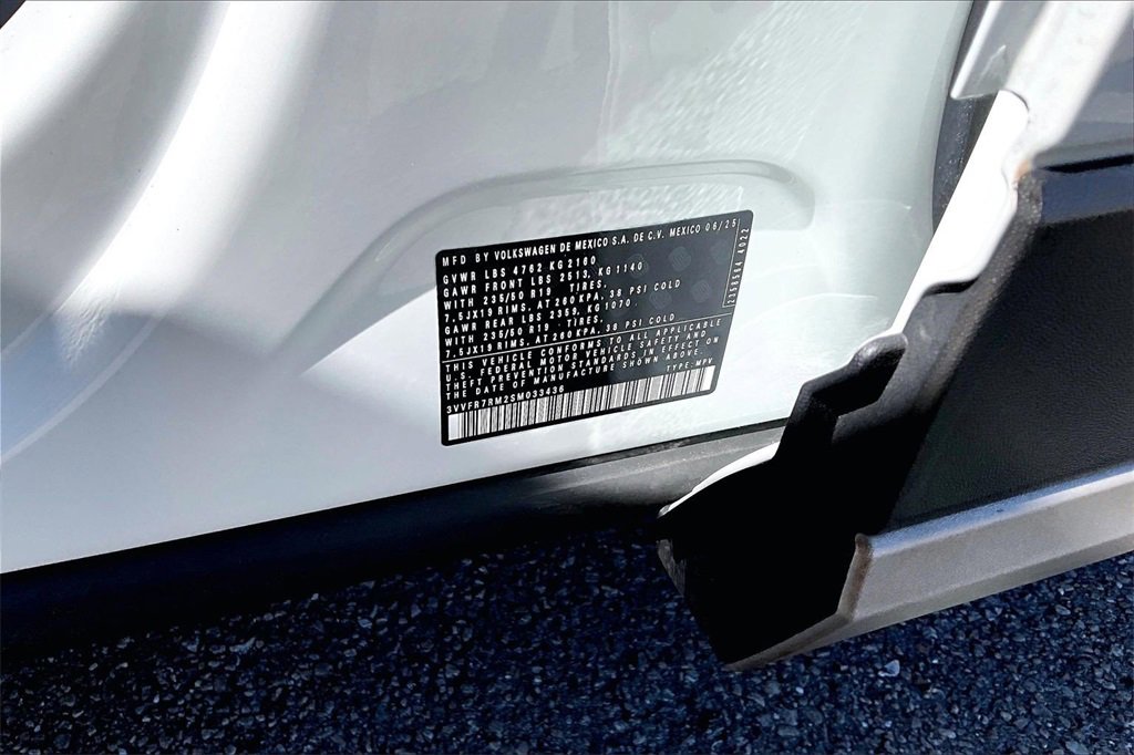 Certified 2025 Volkswagen Tiguan SE image 30