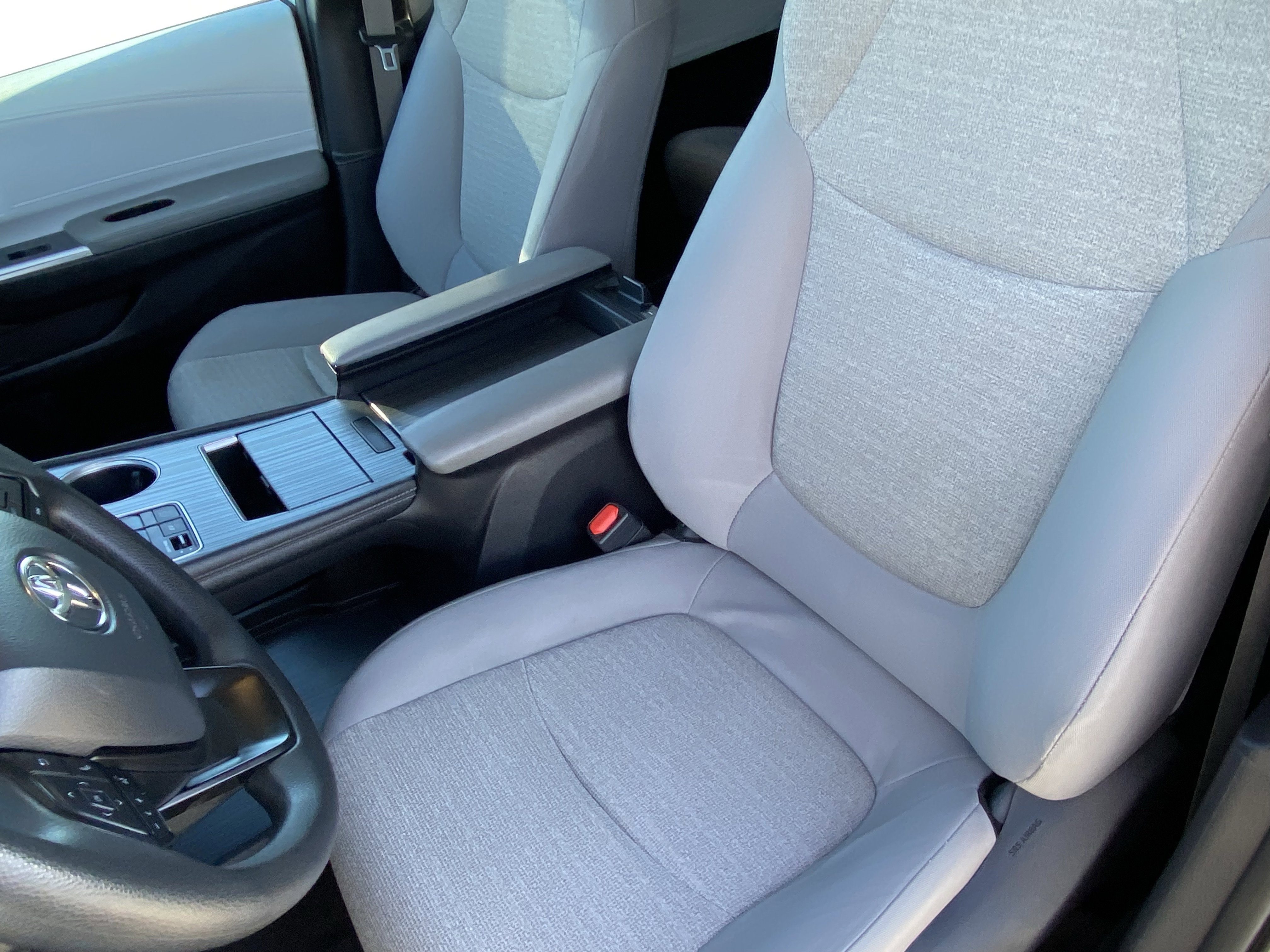 Certified 2025 Toyota Sienna LE FWD image 28