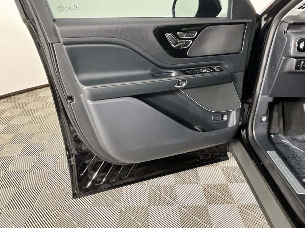 Used 2025 Lincoln Aviator AWD image 18