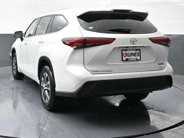 Used 2023 Toyota Highlander XLE FWD image 11