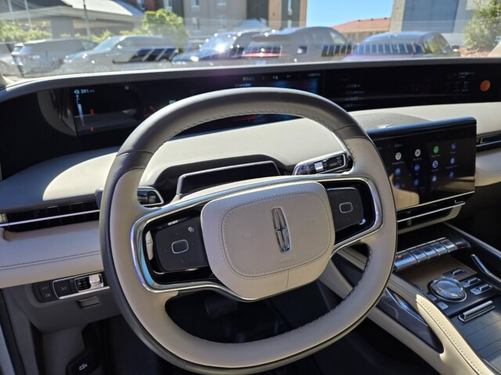 Used 2025 Lincoln Nautilus Reserve AWD/4WD image 11