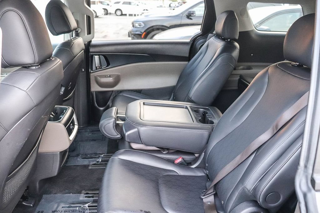 Used 2025 Kia Carnival FWD image 21