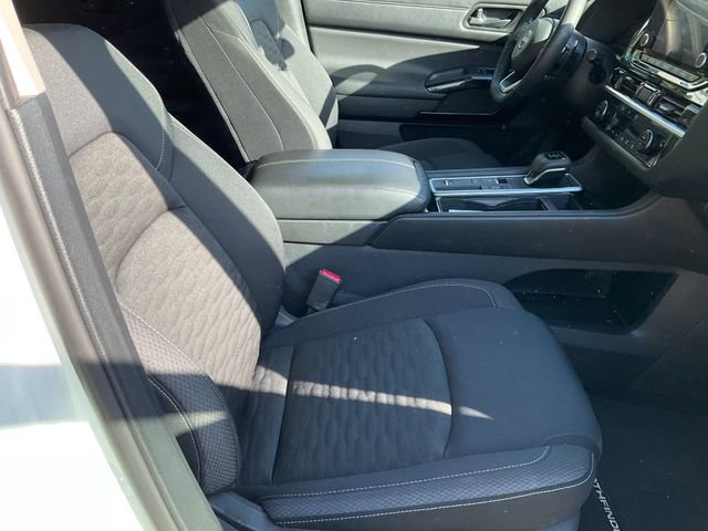 Used 2025 Nissan Pathfinder SV image 9