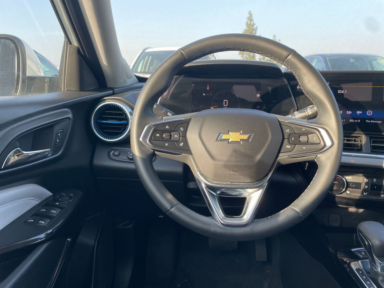 Used 2025 Chevrolet Trax LT w/ LT Convenience Package image 32