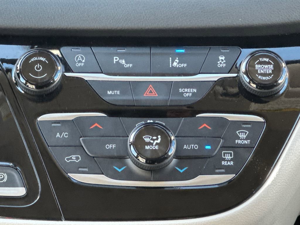 Used 2024 Chrysler Pacifica Touring-L image 23