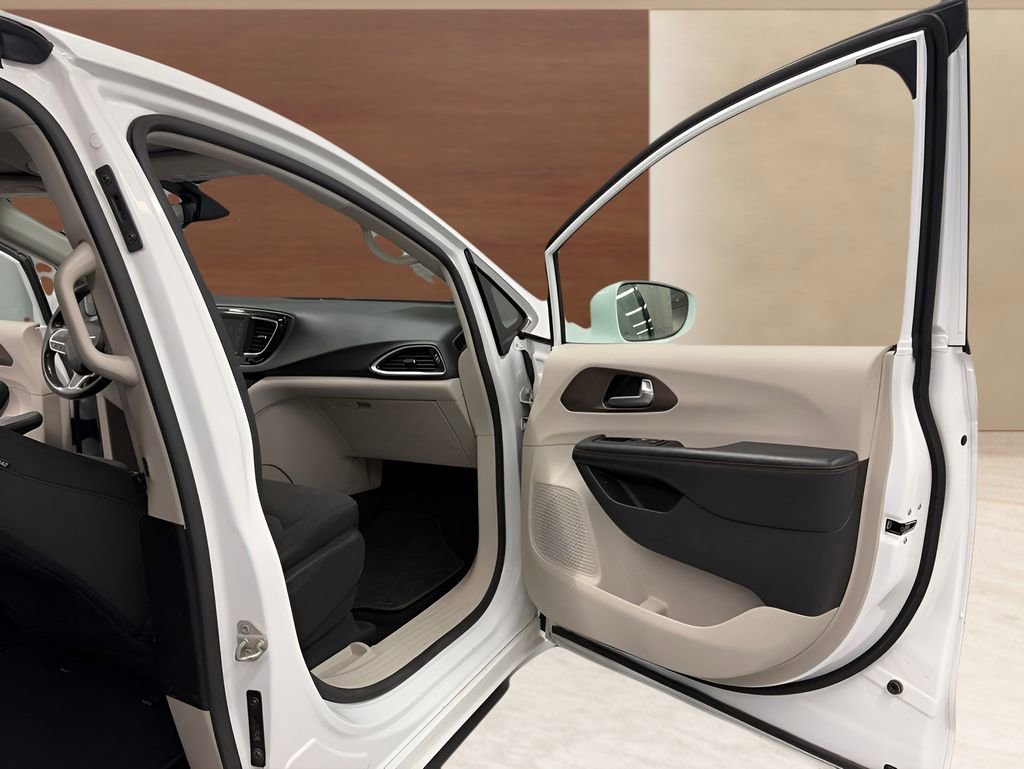 Used 2019 Chrysler Pacifica Touring Plus FWD image 16