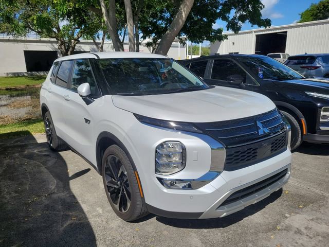 Used 2025 Mitsubishi Outlander SE