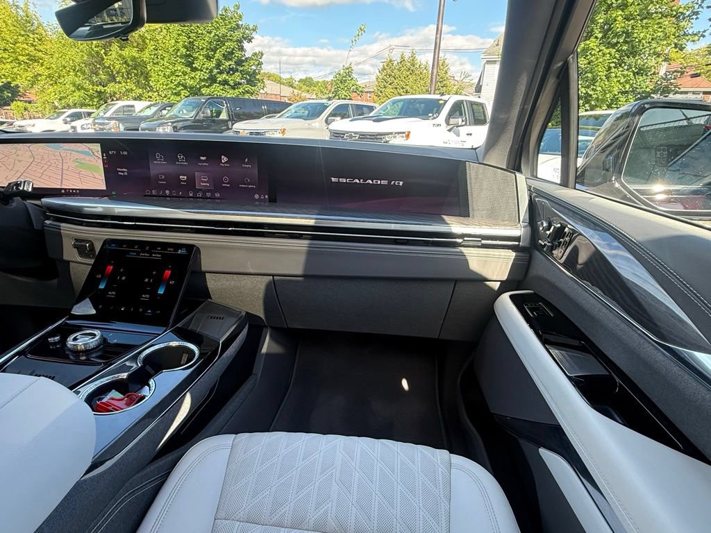 Used 2025 Cadillac Escalade IQ Luxury 1 w/ LPO, Radiant Package AWD/4WD image 23