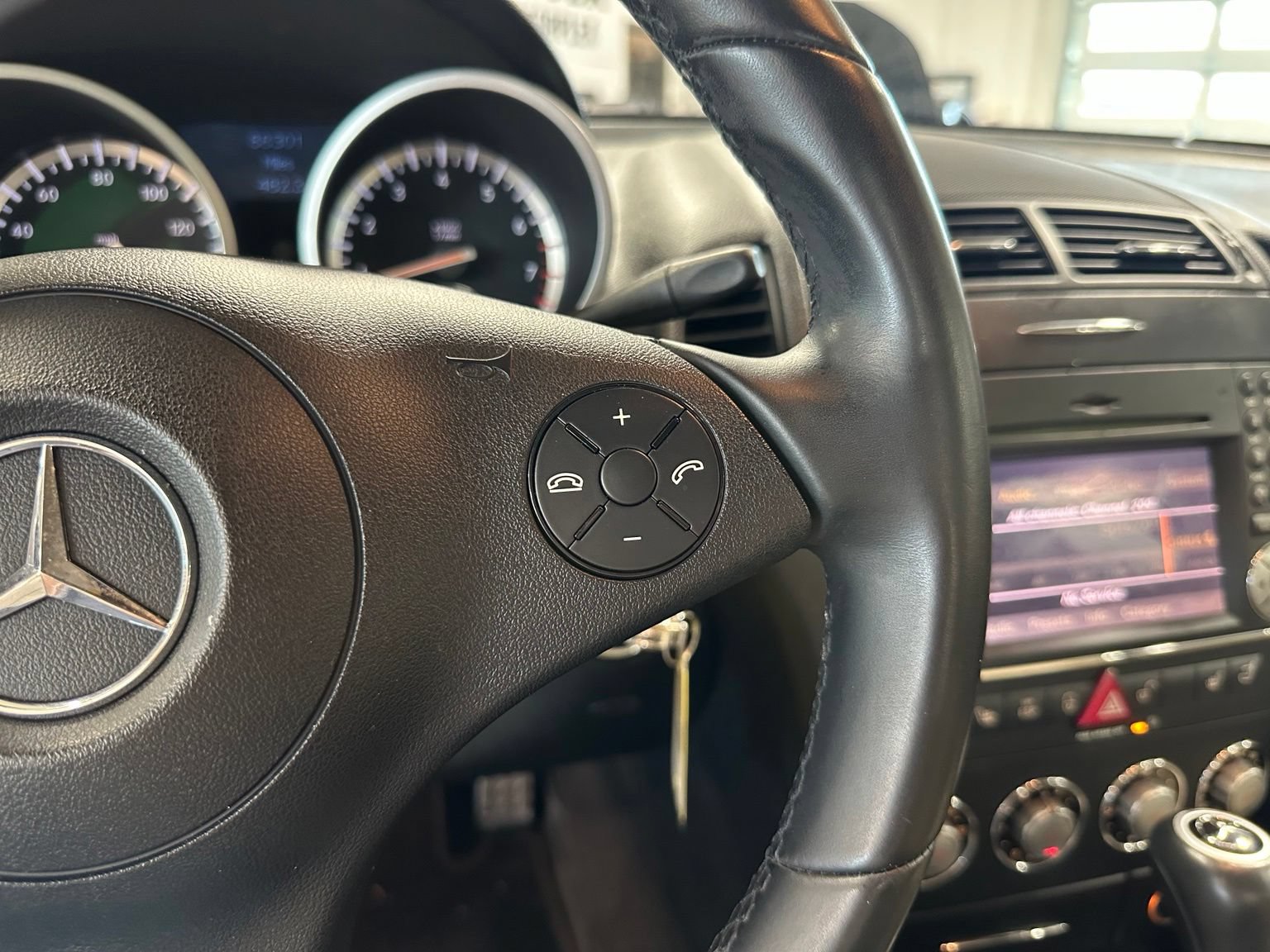Used 2011 Mercedes-Benz SLK 300 image 19