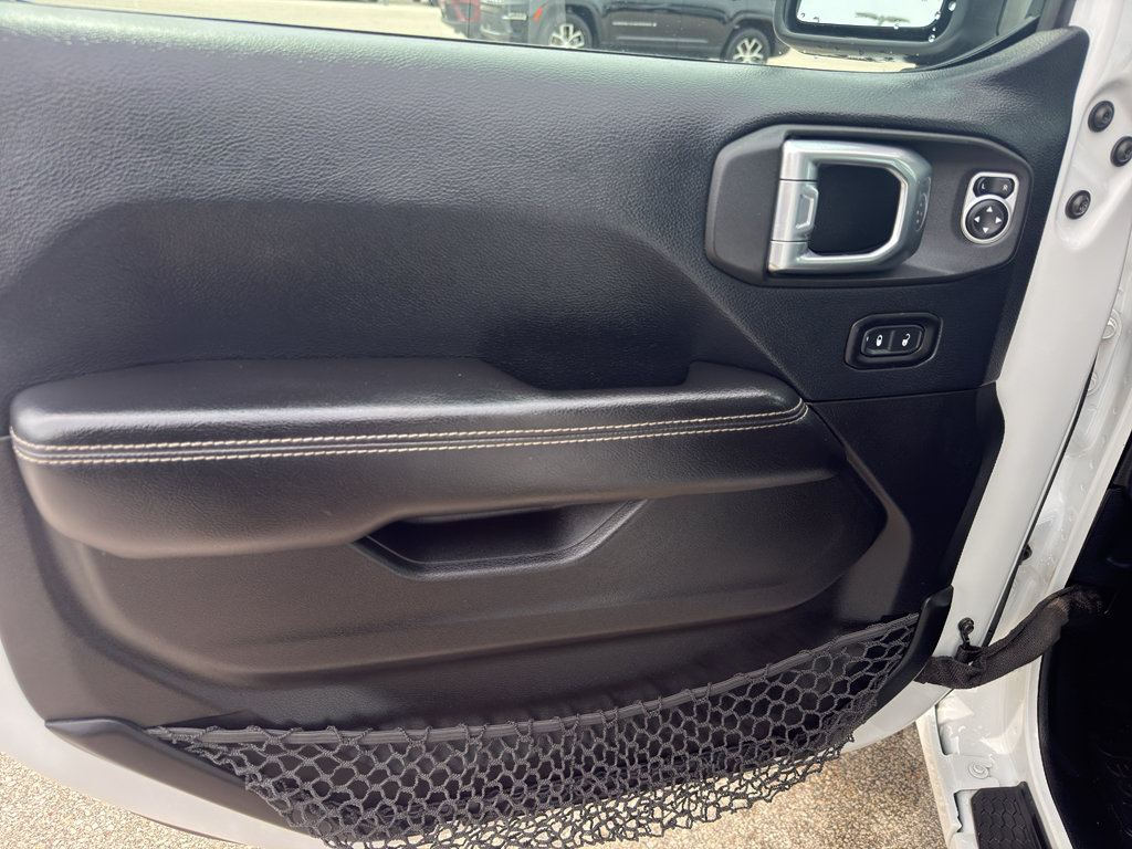 Used 2018 Jeep Wrangler Unlimited Sahara AWD/4WD image 12