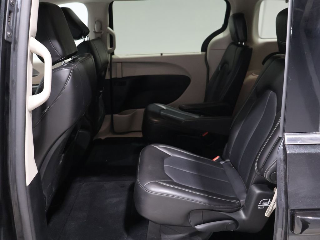 Used 2023 Chrysler Pacifica Touring-L image 16