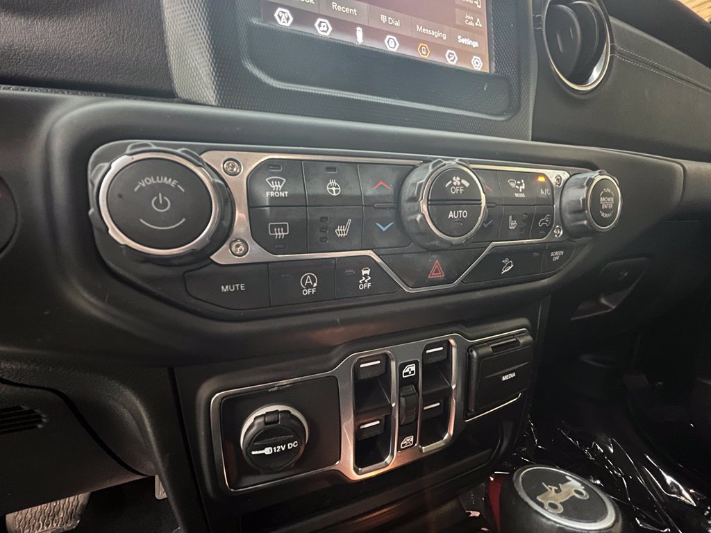 Used 2018 Jeep Wrangler Unlimited Sahara w/ Cold Weather Group AWD/4WD image 33