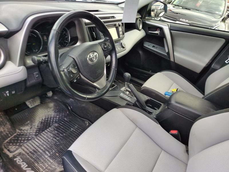 Used 2018 Toyota RAV4 XLE AWD/4WD image 12