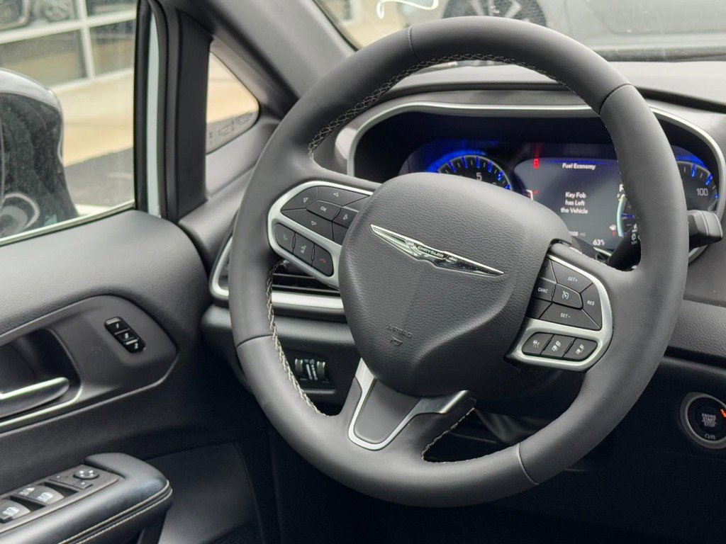 Used 2025 Chrysler Pacifica Select image 16