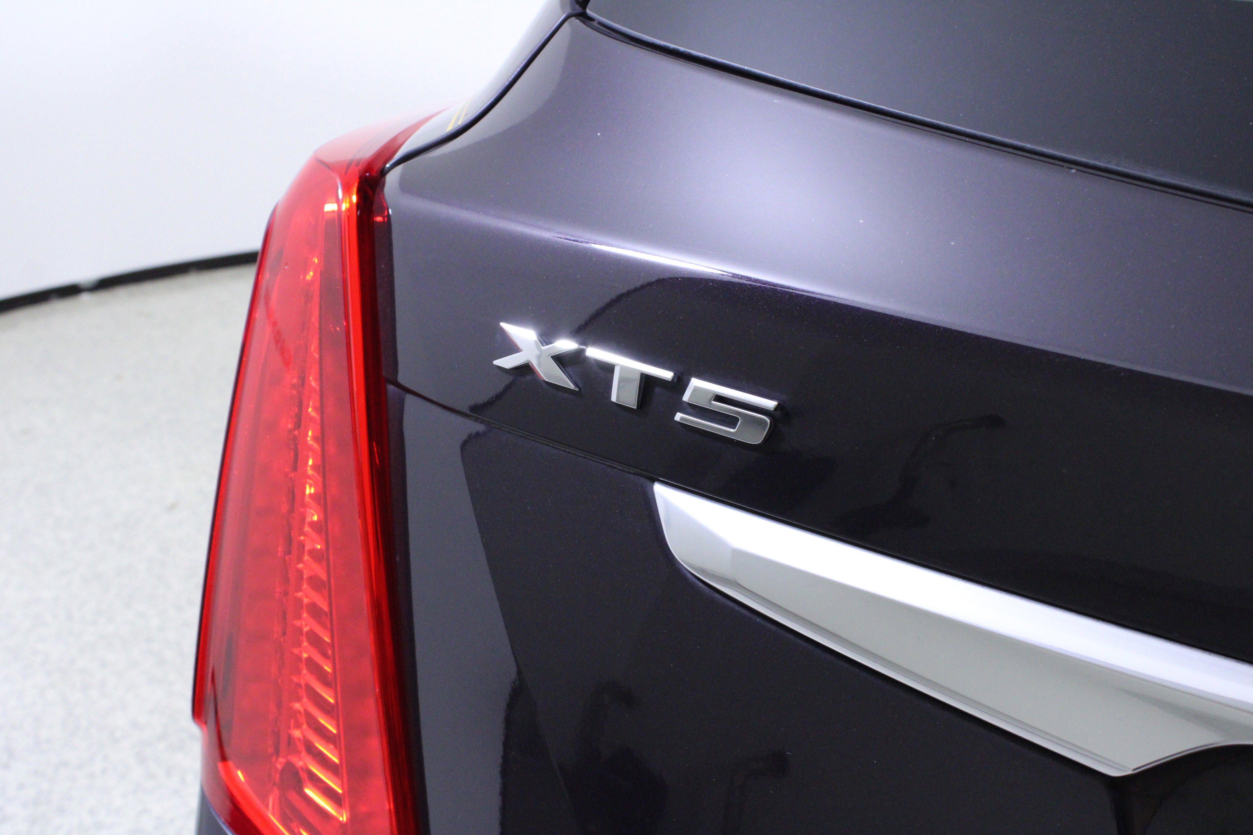 Used 2018 Cadillac XT5 Luxury w/ Driver Awareness Package image 9